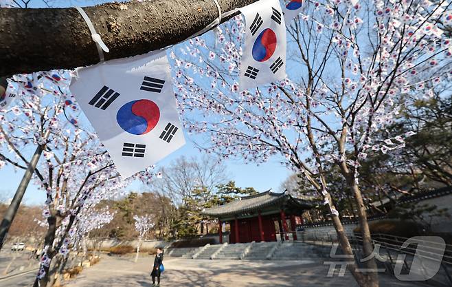 3.1절을 이틀 앞둔 27일 오후 서울 용산구 효창공원에 태극기 거리가 조성돼 있다. 2025.2.27/뉴스1 ⓒ News1 김도우 기자