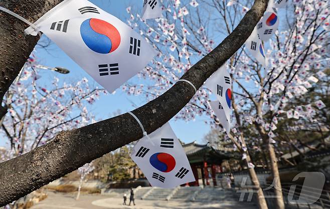3.1절을 이틀 앞둔 27일 오후 서울 용산구 효창공원에 태극기 거리가 조성돼 있다. 2025.2.27/뉴스1 ⓒ News1 김도우 기자