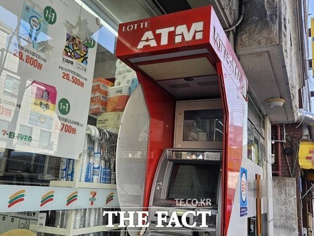 코리아세븐은 지난 2020년 롯데피에스넷을 흡수합병한 이후 5년 동안 금융사업부문 영업이익 흑자를 냈다. 사진은 서울시내 세븐일레븐 매장 앞에 배치된 ATM 기기 모습 /우지수 기자