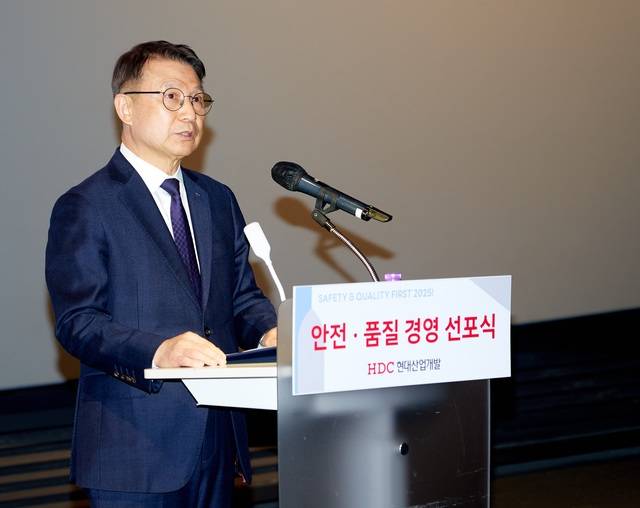 HDC현대산업개발은 27일 용산 본사에서 '2025 안전·품질 경영 선포식'을 개최했다. 조태제 HDC현대산업개발 CSO가 27일 용산 본사에서 열린 '2025 안전·품질 경영 선포식'에서 결의를 다지고 있다. /HDC현대산업개발