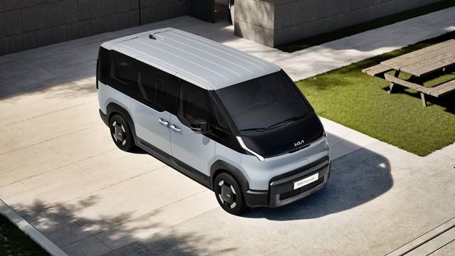 PV5는 △71.2kWh 및 51.5kWh NCM 배터리 △최대 400km 주행거리(WLTP 기준) △약 30분 급속충전 기능을 갖췄다. 기아 PV5 패신저. /기아