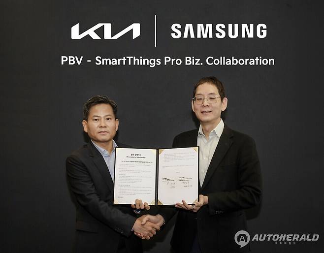 기아와 삼성전자가 '기아 PBV-삼성전자 IoT 솔루션 기반B2B 사업 협력을 위한 전략적 업무 협약'을 체결했다. (왼쪽부터) 기아 PBV비즈니스사업부 김상대 부사장, 삼성전자 B2B통합오퍼링센터 박찬우 부사장이다. (기아)