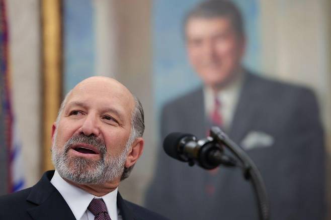 하워드 러트닉 상무부 장관은 트럼프 대통령의 "골드 비자"가 35년 역사의 투자 이민(EB-5) 비자 제도를 대체할 예정이라고 밝혔다