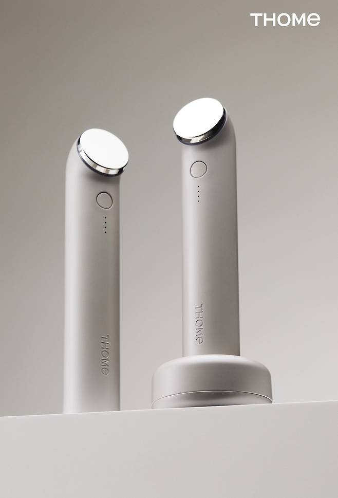 앳홈의 홈 에스테틱 브랜드 '톰'이 출시한 뷰티 디바이스 ‘더 글로우'./앳홈 제공
