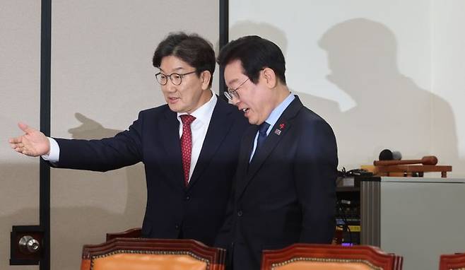 권성동 국민의힘 원내대표(왼쪽)와 이재명 더불어민주당 대표 ⓒ뉴시스