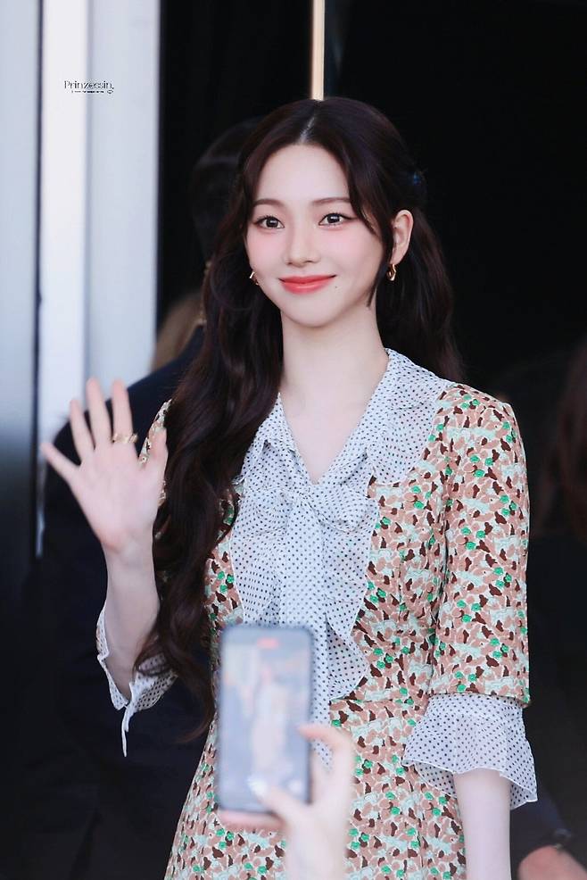 밀라노 프라다쇼, 꽃 원피스 카리나.gif