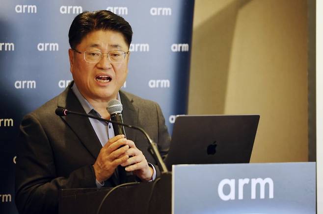 황선욱 Arm 코리아 사장이 27일 서울 중구 소공로 더 플라자 호텔에서 열린 Arm 2025 엣지 플랫폼 발표 기자간담회에서 발언을 하고 있다. 뉴스1
