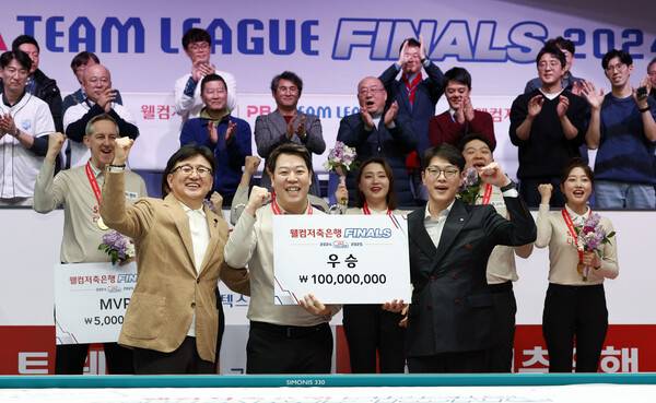 SK렌터카의 강동궁이 27일 경기도 고양시 킨텍스 PBA 스타디움에서 열린 2024~2025 웰컴저축은행 팀리그 파이널에서 우승한 뒤 상금 1억원을 받고 있다. PBA 제공