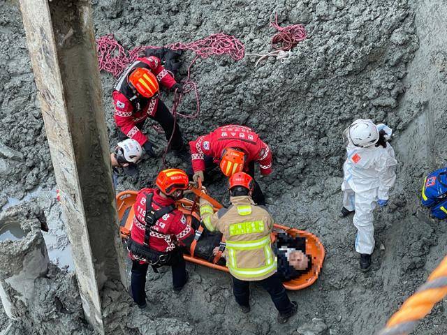 소방당국 관계자들이 2022년 1월 인천 연수구 송도동 한 상가 건물 공사 현장에서 추락해 다친 50대 노동자를 구조하고 있다. 인천소방본부 제공