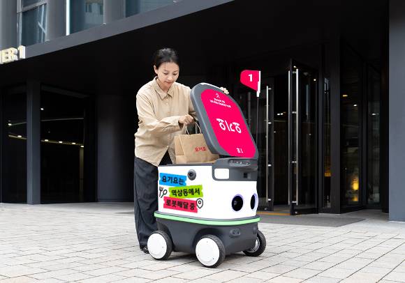요기요가 지난 17일부터 서울 강남 지역으로 로봇 배달 서비스 범위를 확대했다. [사진=요기요]