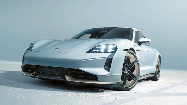 고속주회로에서 2.4초 만에 시속 100km에 달하는 폭발적인 가속력과 초고속 상황에서의 안정감을 보여주었던 포르쉐의 최신 전기차 타이칸 터보 S. 기존 대비 높아진 출력과 주행거리 증가가 매력으로 꼽혔다. [사진 포르쉐코리아]