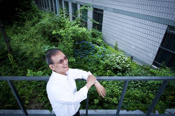 지난 2016년 이준구 서울대 경제학과 명예교수가 직접 가꾼 서울대 사회과학관 앞 야생화 화단 앞에서 웃고 있다. 중앙포토