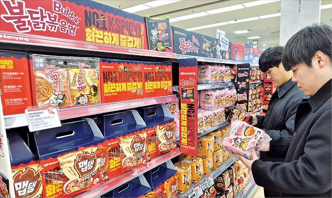 지난해 라면 등 K푸드 열풍에 힘입어 농식품 수출이 역대 최대치를 기록했다. 서울역 인근의 대형마트 라면코너에서 소비자들이 불닭볶음면을 살펴보고 있다. 공태윤 기자