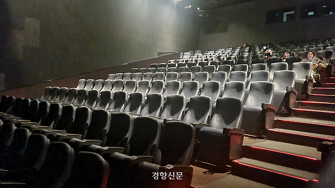 27일 영화 <힘내라 대한민국>이 개봉한 서울 영등포구 한 상영관에 윤 대통령 지지자 20여명이 영화를 보러 왔다. 강한들 기자