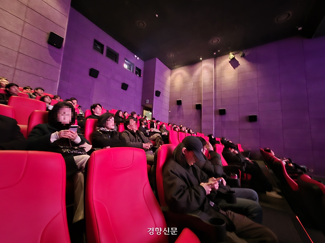 영화 ‘힘내라 대한민국’ 관객들이 개봉날인 27일 오전 성동구의 한 영화관 상영관에 착석해 있다. 최경윤 기자