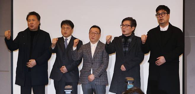 김창환 한국음악콘텐츠협회장, 최경식 음반산업협회장, 임백운 한국연예제작자협회장, 박강원 한국음악레이블산업협회 이사, 이명길 한국매니지먼트연합 이사(왼쪽부터)가 27일 서울 서초구 JW메리어트호텔에서 열린 '음악산업의 공정한 권리 보호를 위한 음반제작자 기자회견'에서 구호를 외치고 있다. 연합뉴스