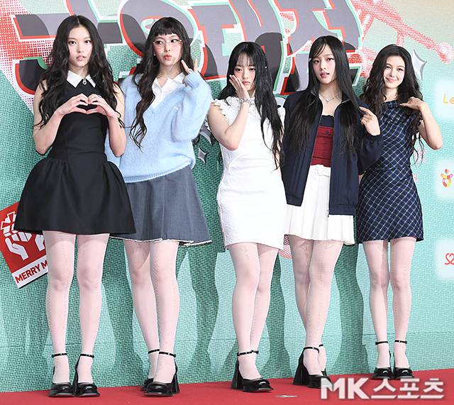 뉴진스 멤버들은 지난해 11월 긴급 기자회견를 통해 어도어 소속 아티스트로서 활동을 이어갈 수 없다고 주장하며 독자행보를 이어가고 있다. 어도어는 12월 3일 뉴진스와의 전속계약이 유효하게 존속한다는 점을 법적으로 명확히 확인받겠다며 서울중앙지방법원에 전속계약유효확인 소를 제기했으며, 기획사 지위보전 및 광고계약 체결 등 금지 가처분 신청을 냈다. / 사진 = 천정환 기자