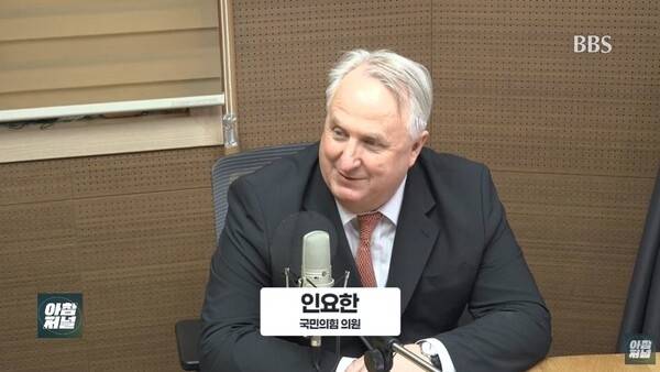 인요한 국민의힘 의원이 더불어민주당의 탄핵 남발과 의회 독재, 공수처의 부적절한 사법 진행이 문제라고 주장했다. 사진은 인터뷰 중인 인 의원의 모습. /사진=BBS '신인규의 아침저널' 캡처