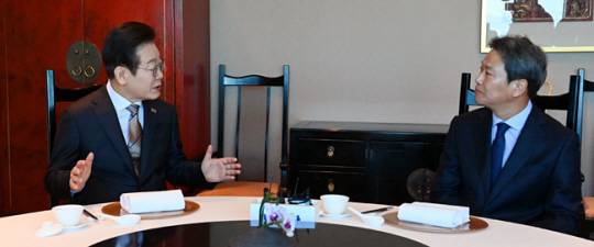 이재명(왼쪽) 대표가 27일 서울 여의도의 한 음식점에서 임종석 전 대통령비서실장과 대화하고 있다. 국회사진기자단