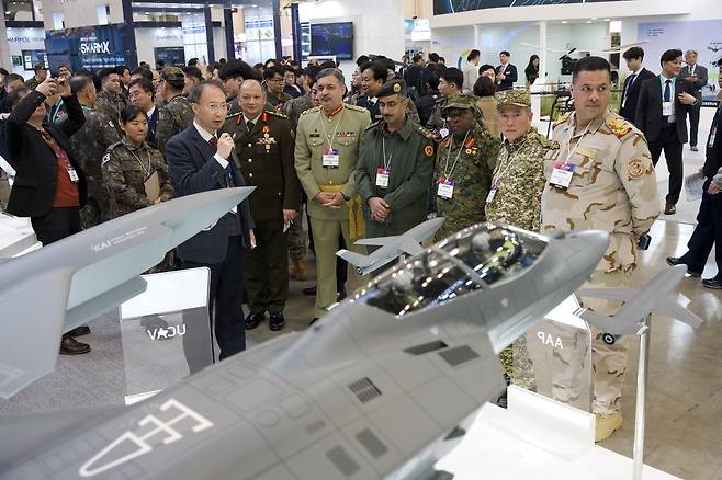 외국 군 장성들이 드론쇼코리아에 마련된 KAI 전시관을 방문했다. [KAI 제공]