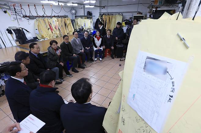24일 서울 종로구 창신동 한 봉제 업체에서 경제활력민생특별위원회 영세 사업장 방문 및 현장간담회가 열리고 있다. 2025.2.24 [공동취재] [연합]