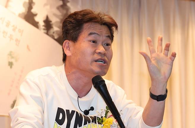 26일 서울 명동 YWCA에서 열린 신평 변호사 출판기념회에서 한국사 강사 전한길 씨가 축사를 하고 있다. [연합]