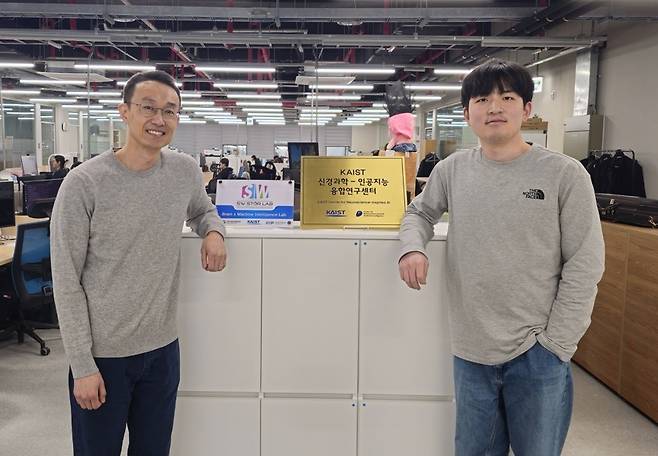 이번 연구를 수행한 KAIST 연구진. 이상완(왼쪽부터) KAIST 뇌인지과학과 교수와 양민수 박사과정 [KAIST 제공]
