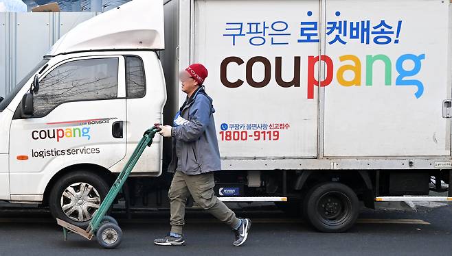 서울 시내 쿠팡 물류센터에서 한 직원이 배송준비를 하고 있다.  임세준 기자