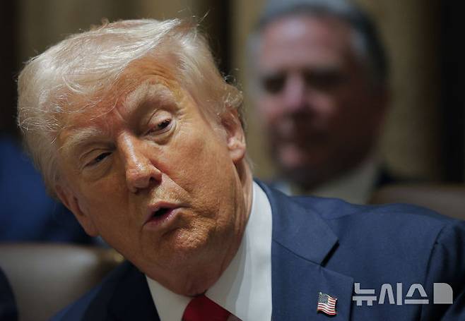 [워싱턴=AP/뉴시스] 도널드 트럼프 미국 대통령이 26일(현지 시간) 애플의 DEI(다양성·형평성·포용성) 프로그램 폐지 거부를 비판했다. 사진은 트럼프 대통령이 이날 미 워싱턴 백악관에서 열린 트럼프 행정부 첫 국무회의에서 발언하는 모습. 2025.02.27.