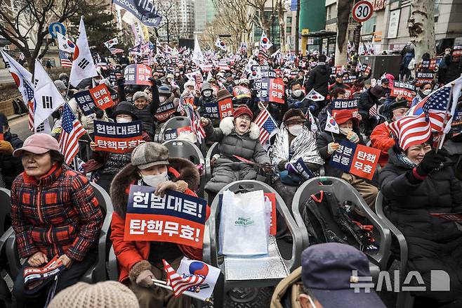 [서울=뉴시스] 정병혁 기자 = 25일 서울 종로구 헌법재판소 인근에서 열린 윤 대통령 탄핵반대 집회에서 윤 대통령 지지자들이 구호를 외치고 있다. 2025.02.25. jhope@newsis.com