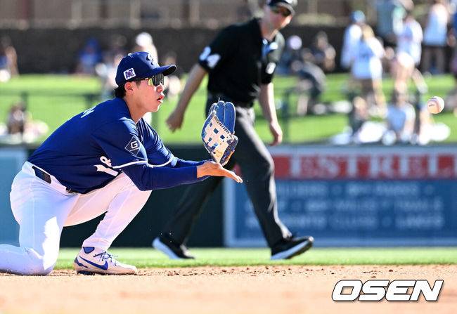 [OSEN=애리조나(미국), 이대선 기자] 26일(한국시간) 미국 애리조나주 글렌데일 캐멀백 랜치에서 2025 메이저리그 시범경기 LA 다저스와 시애틀 매리너스의 경기가 열렸다.김혜성은 다저스와 최대 3+2년 2200만 달러(약 320억원) 계약에 합의하며 메이저리그 진출에 성공했다.9회초 1사에서 LA 다저스 김혜성이 시애틀 매리너스 브록 로든의 타구를 잡고 있다. 2025.02.26 / sunday@osen.co.kr