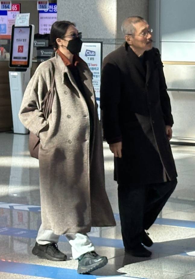 배우 김민희와 홍상수 감독이 19일 인천국제공항을 통해 독일 베를린으로 출국하고 있다. BBS 제공