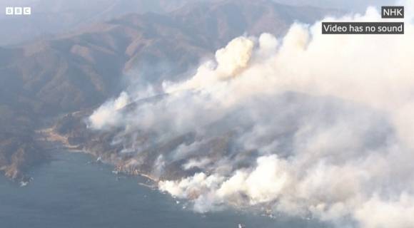 일본 현지시간으로 26일 오후 1시경 혼슈 북동부 이와테현 오후나토시에서 대형 산불이 발생했다. NHK 제공