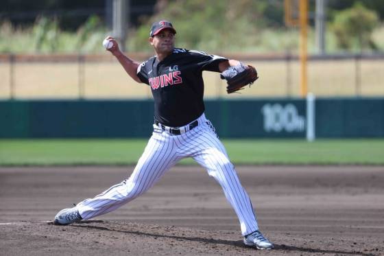 LG 새 외국인 투수 요니 치리노스가 27일 KIA와 연습경기에서 역투하고 있다. /사진=LG 트윈스 제공
