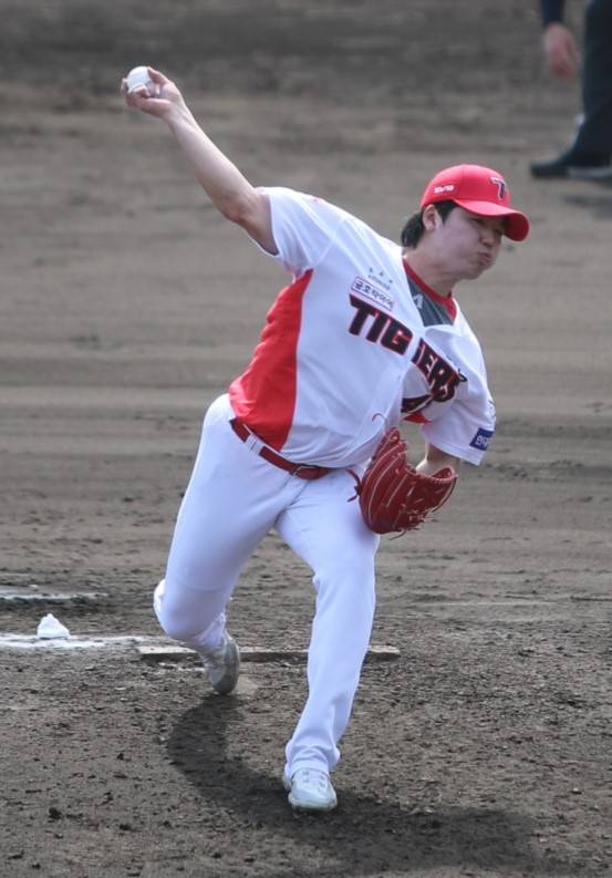 KIA 타이거즈 구원 투수 황동하가 27일 역투하고 있다. /사진=KIA 타이거즈 제공