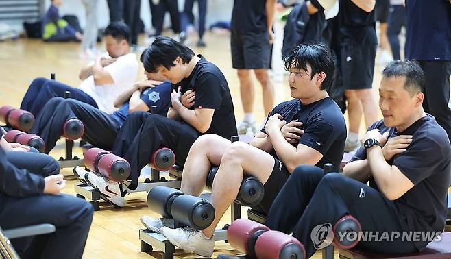 윗몸일으키기, 하나만 더 (인천=연합뉴스) 임순석 기자 = 2024년 5월 8일 인천 남동구 남동체육관에서 실시된 인천소방본부 2024 소방공무원 체력 검정에서 소방공무원들이 윗몸일으키기를 하고 있다. 2025.02.27