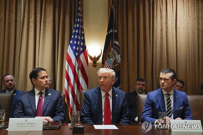 첫 각료회의서 발언하는 트럼프 [AP=연합뉴스. 재판매 및 DB 금지]