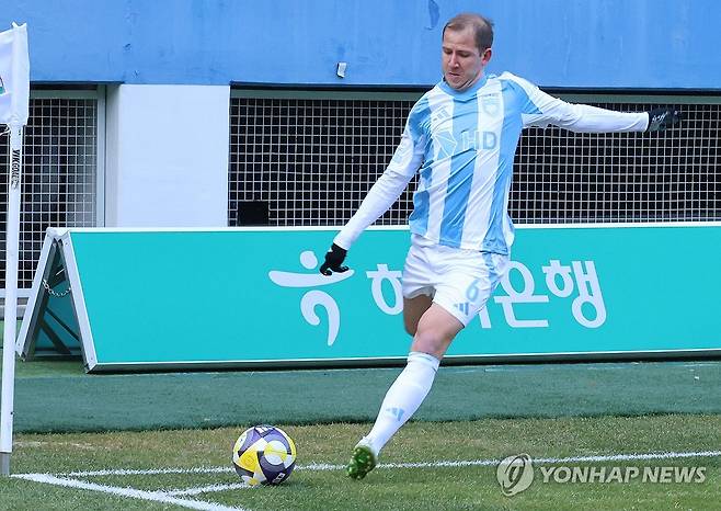 코너킥 하는 보야니치 (대전=연합뉴스) 강수환 기자 = 23일 대전월드컵경기장에서 열린 하나은행 K리그1 2025 2라운드 대전하나시티즌과 울산HD의 경기. 울산HD 보야니치가 전반전에 코너킥을 시도하고 있다. 2025.2.23 swan@yna.co.kr