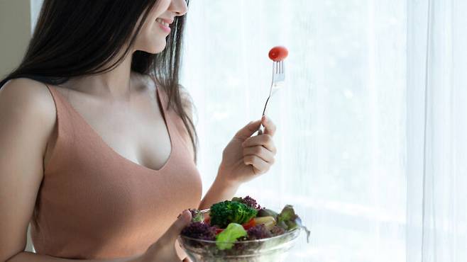 복부 팽만은 다양한 원인이 있는데, 생활습관을 바꾸면 배에 가스가 차는 것을 예방할 수 있다. [사진=게티이미지뱅크]