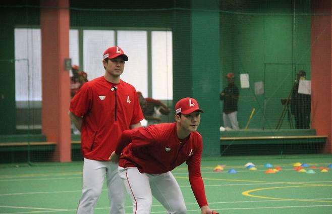 2025 스프링캠프에서 후배에게 자신의 노하우를 전수해주고 있는 최정(왼쪽). (SSG 랜더스 제공)