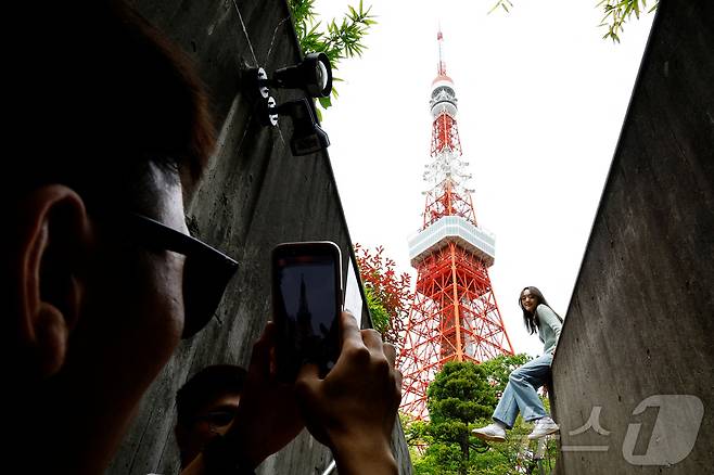 도쿄 관광객이 도쿄타워를 찍고 있다. ⓒ 로이터=뉴스1 ⓒ News1 임여익 기자
