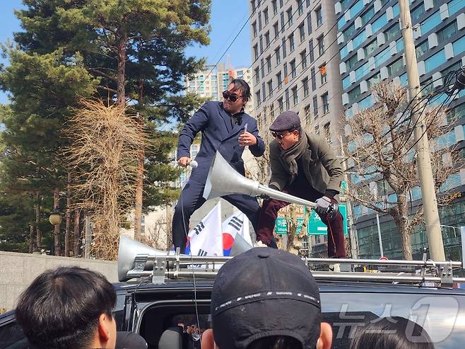 28일 윤석열 대통령 탄핵 찬반 집회가 열린 한국외대에서 극우 유튜버 안정권 씨가 마이크와 확성기를 이용해 소음을 내고 있다. 2025.2.28/뉴스1 ⓒ News1 권진영 기자