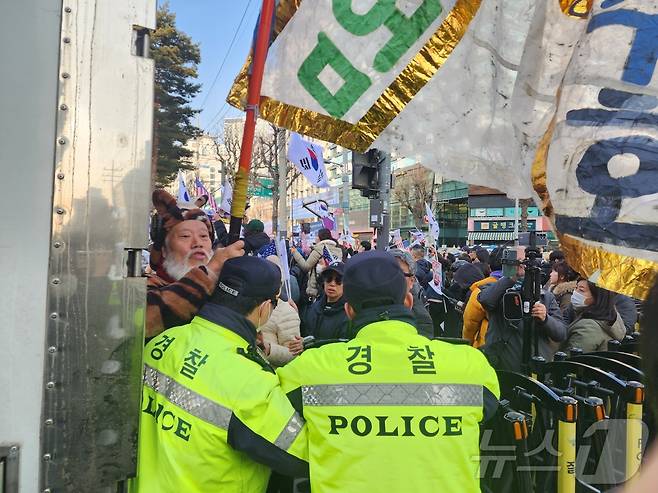 28일 윤석열 대통령 탄핵 찬반 집회가 열린 한국외대에서 탄핵 반대 측이 소리를 지르는 모습. 2025.2.28/뉴스1 ⓒ News1 권진영 기자