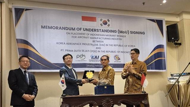 KAI는 28일 인도네시아 자카르타에서 PT PDS와 KAI 협력사 항공 전문인력 양성·공급을 위한 업무협약(MOU)을 체결했다. KAI 상생협력실 이용기 실장(왼쪽)과 인니 이주 노동자 보호 차관 Irjen Pol, Dwiyono. /KAI