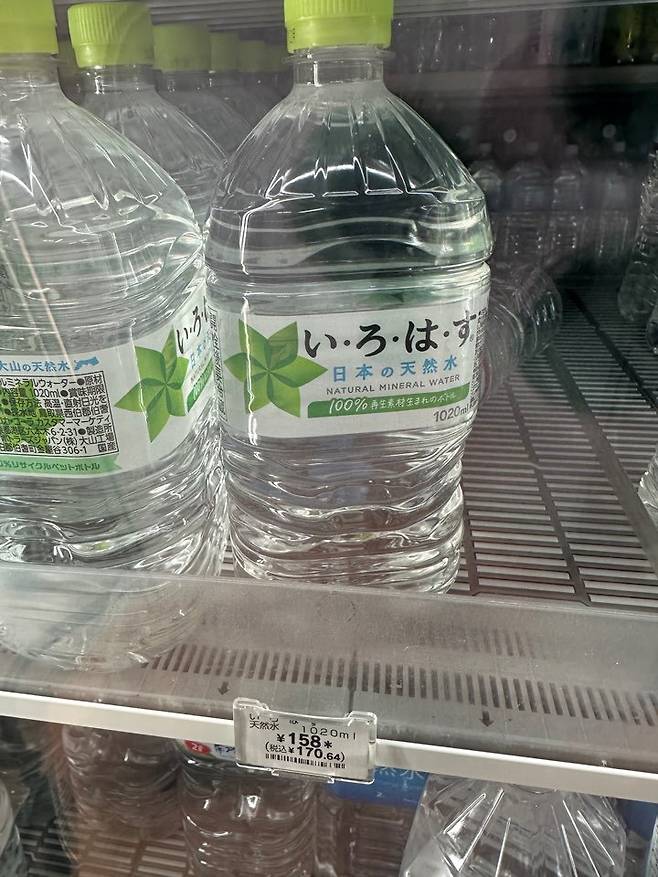의아한 일본 편의점 생수 가격의 비밀 ㄷㄷㄷ.jpg