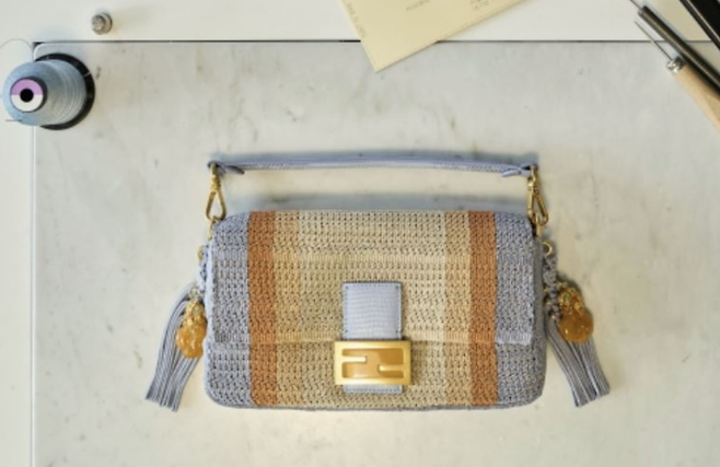 이탈리아 명품 브랜드 펜디가 한국 김은영 매듭장과 협업해 출시한 '바게트 백'/사진=펜디, 중앙일보