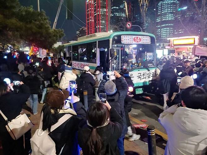 지난해 12월14일 서울 영등포구 국회의사당 앞에서 열린 윤석열 대통령 탄핵집회에 참여한 시민들이 시민항쟁버스 사진을 찍고 있다. 민동혁 대표 제공