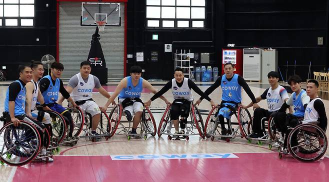 코웨이 블루휠스 휠체어농구단 선수들이 지난 1월14일 오전 경기 남양주 스포라운드에서 포즈를 취하고 있다. 김태형 기자 xogud555@hani.co.kr