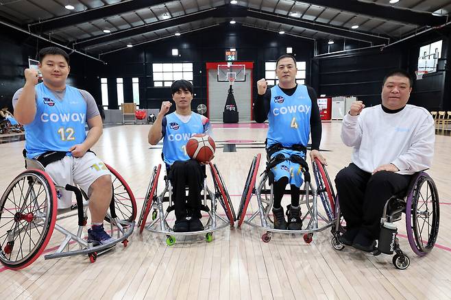 코웨이 블루휠스 휠체어농구단 선수와 감독이 지난 1월14일 오전 경기 남양주 스포라운드에서 포즈를 취하고 있다. 왼쪽부터 양동길, 곽준성 주장, 김호용, 김영무 감독. 김태형 기자 xogud555@hani.co.kr