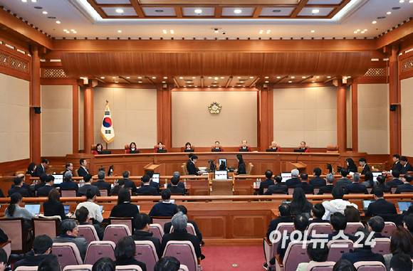 문형배 헌법재판소장 직무대행을 비롯한 헌법재판관들이 25일 서울 종로구 헌법재판소 대심판정에서 열린 윤석열 대통령 탄핵심판 최종 변론에 입장해 재판을 기다리고 있다. [사진=사진공동취재단]